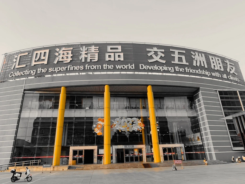 Yiwu- Una fotografía en blanco y negro de un edificio con escritura china.