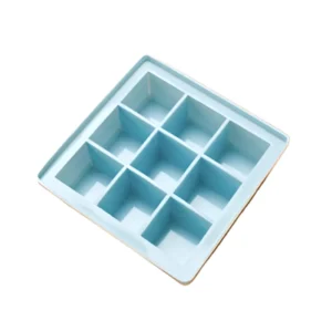 Yiwu- Una Bandeja con tapa azul claro para 9 cubos de hielo - KT90G9 con nueve compartimentos cuadrados, aislados sobre un fondo blanco.