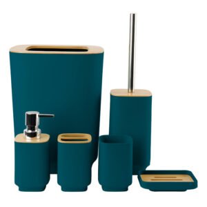 Hola Yiwu- El conjunto de 6 piezas de accesorios de baño - 7002-6 es un conjunto verde azulado que incluye un bote de basura, un dispensador de jabón, un portacepillos de dientes, un vaso, una jabonera y un portaescobillas de inodoro, todos con detalles de madera.