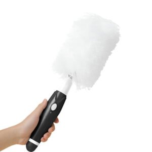 Hola Yiwu- Mano sosteniendo el Spin Duster Pro - 110-36, un plumero motorizado blanco y negro con cerdas blancas esponjosas.