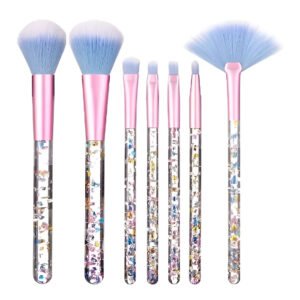 Hola Yiwu- El kit de 7 brochas de maquillaje - AGE-341-B presenta cerdas de color azul pastel, virolas metálicas rosas y mangos llenos de confeti de colores.