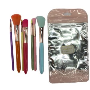 Hola Yiwu- Set de siete vibrantes brochas de maquillaje con mangos metálicos, junto a una bolsa vacía y brillante. Producto: Kit de 7 brochas de maquillaje - AGE-376.