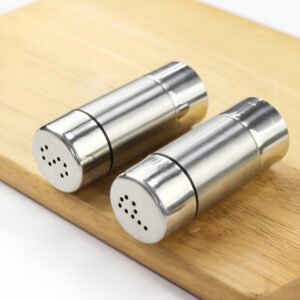 Hola Yiwu- Los Frascos de condimentos para sal y pimienta - MLY-012, un juego de dos frascos de acero inoxidable con tapas perforadas, se colocan uno al lado del otro sobre una superficie de madera.