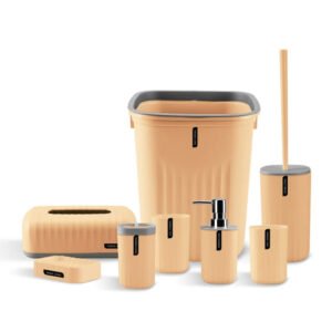 Hola Yiwu- El conjunto de 8 accesorios para el baño - YS210317 incluye un cubo de basura beige, una jabonera, una caja de pañuelos, un dispensador de bomba, un portacepillos de dientes, una taza y un cepillo de baño con soporte, todos con diseños acanalados.