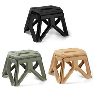 Hola Yiwu- Se muestran tres taburetes plegables de plástico - 2350 en color negro, verde oliva y beige sobre un fondo blanco, cada uno con un diseño de patas geométrico y angular.