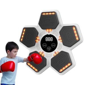 Hola Yiwu- Un niño que lleva guantes de boxeo rojos golpea hacia el Tablero de boxeo con sonido - QJB-22, una pared de boxeo electrónica interactiva con seis pads y una pantalla LED.